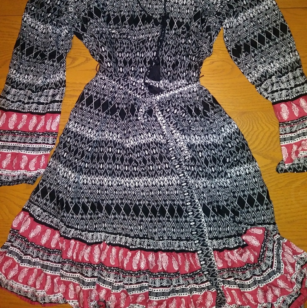 Cute dress- ties around the waist